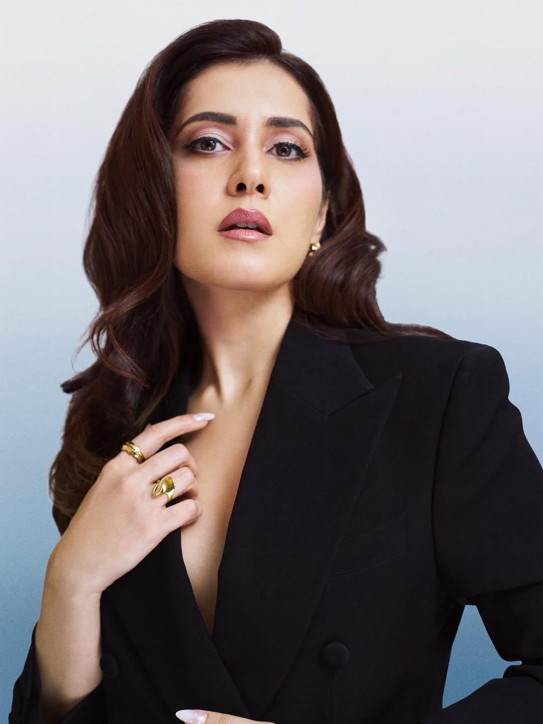 రాశి ఖన్నా గురించి ప్రత్యేకంగా చెప్పనక్కర్లేదు